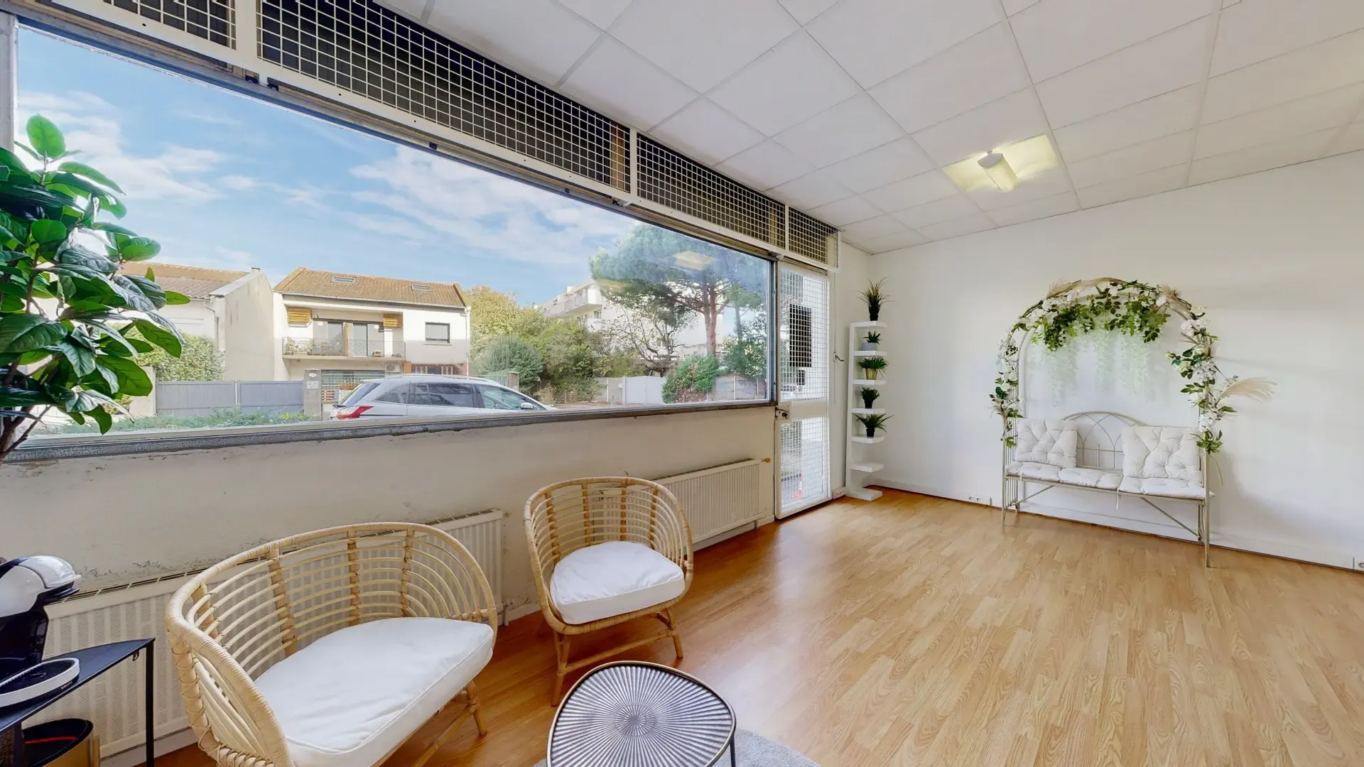 Espace d’attente lumineux de l’institut Mélanine Care
