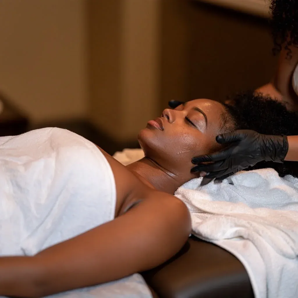 Soin du visage réalisé en cabine sur une peau foncée